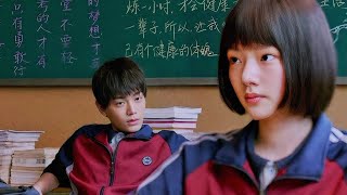 Ele sempre a observa na sala de aula porque está apaixonado