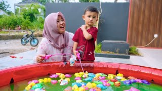 Download lagu KOLAM IKAN AZAM BOCOR 🤕 MAMAH BUAT KOLAM MANCING IKAN BARU mp3