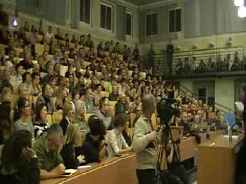 Lewackie wyjce zakłócają wykład  antygenderowski.