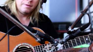 Video thumbnail for Blue Hummingbird Mic demo with Finbar O'Hanlon by Guitar World