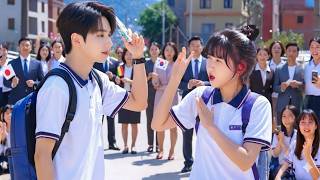 K-Idol famoso chega em uma nova escola, e a garota rejeitada se apaixona por ele