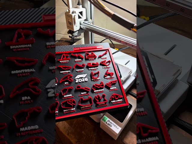 Vídeo relacionado con Calendario F1 2026 Póster Regalos de Fórmula 1 Mercancía F1 Muestra Diseño de Pista y Cronometraje Calendario de Adviento Fórmula 1 para Dormitorio, Sala de Estar y Oficina Decoración Regalos para
