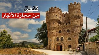 رجل يبني قلعته الخاصة بنفسه .. قلعة من حجارة الأنهار ! رجل يبني قلعته الخاصة بنفسه .. قلعة من حجارة الأنهار !