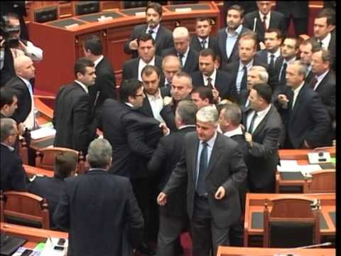 10 Shkurt Grushti ne Kuvend Armando Prenga Edi Paloka.mpg