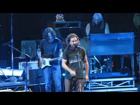 Pearl Jam: Amongst The Waves [HD] 2010-05-15 - Hartford, CT