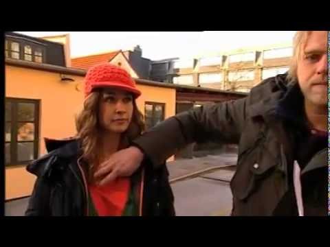 Felix rager Ibi Støving på brysterne