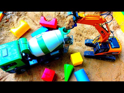 Vidéo de voitures pour enfants. Jeux dans le bac à sable. Construisons une maison!