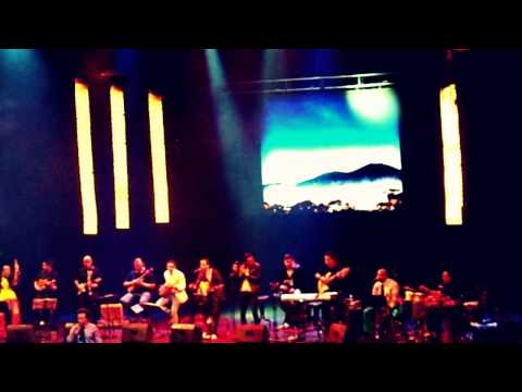 "En cuatro" de Los Amigos Invisibles por la Movida Acústica Urbana feat. Maurimix