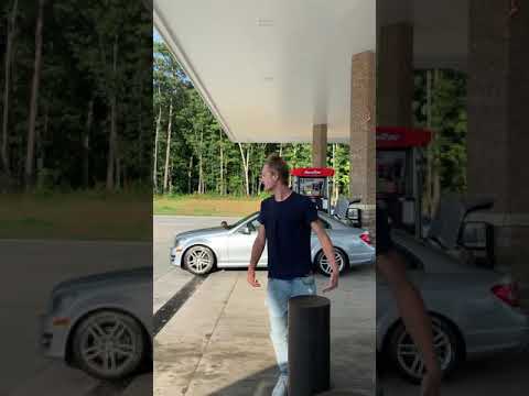 6’5 White teen knocks out OldHead at gas station (Very Graphic)