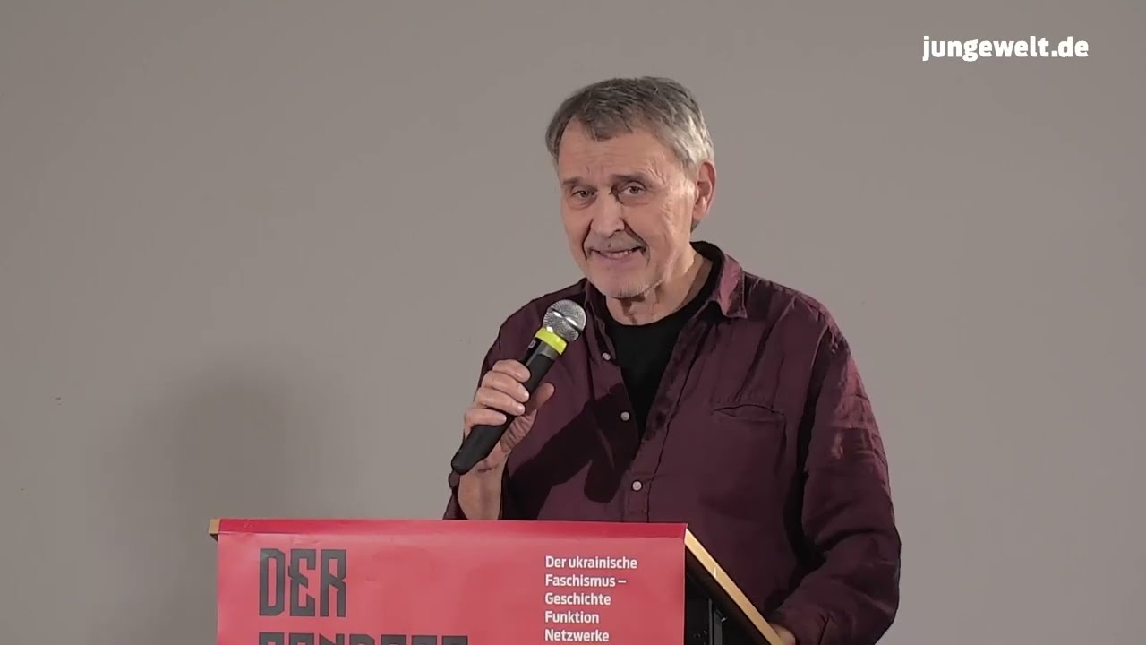 Begrüßung: Dietmar Koschmieder (Verlag 8. Mai / Tageszeitung junge Welt)