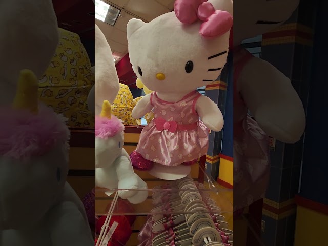 Vídeo relacionado con Hello Kitty Giochi Preziosi - Peluche de 30 cm con Atuendo a la Moda, Vestido y Lazo de Raso Rosa, para niños a Partir de 3 años