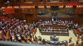 I deputati di Fratelli d'Italia intonano l'inno di Mameli in aula alla Camera