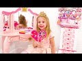 Nastya finge jugar con juguetes de maqui Nastya finge jugar con juguetes de maqui