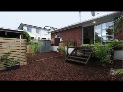 2/15 Athens Road, Onehunga, Auckland - New Zealand by Martin Honey