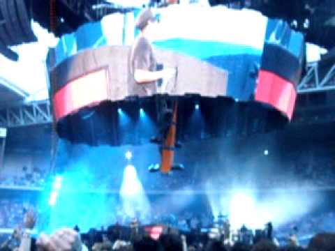 Jay-Z closing the opening act for U2's 360 Tour in Melbourne