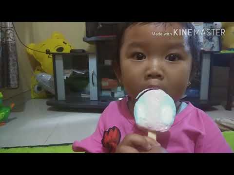 Makan Es Krim - Anindya Jajan Ice Cream Rasa Vanila