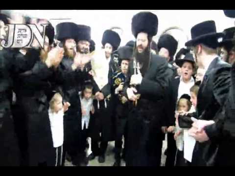 Hakofos Shniyos 5774 In Modzitz