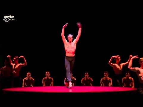 Παράδειγμα της τεχνικής της ανάδυσης του φωτός (0:08'-1:32') στην παράσταση Bolero των [[#Maurice Béjart [Μωρίς Μπεζάρ]#]] και [[#Maurice Ravel [Μωρίς Ραβέλ]#]]. Όπερα του Παρισιού, (2014). 