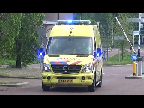 Verschillende Ambulance,s met spoed onderweg in Nijmegen