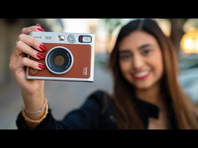 Vídeo relacionado con Jzhen Cámara Instantánea Funda Compatible con Fujifilm Instax Mini EVO Cámara Instantánea, Bolsa de Piel Sintética Suave con Correa de Hombro Extraíble, Marrón