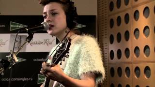 Russian Red toca en acústico John Michael