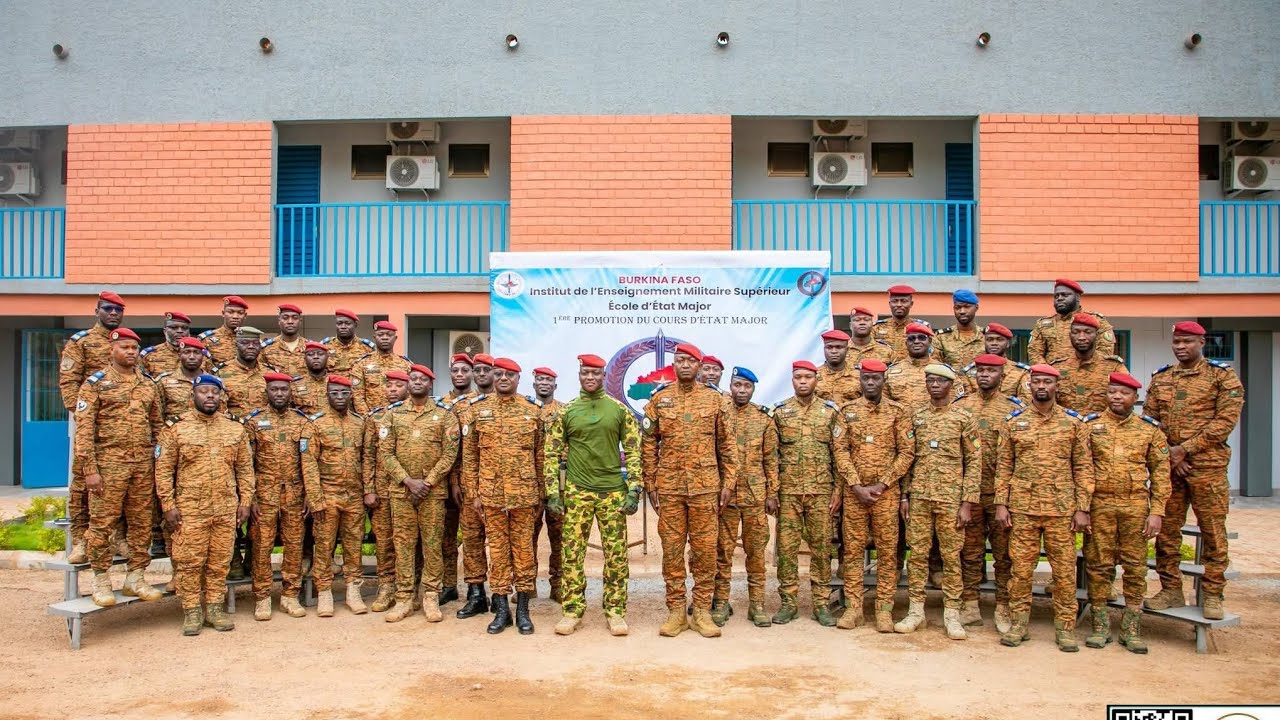 Le Capitaine Ibrahim Traoré visite l'institut de l'enseignement militaire Tiéfo-Amoro