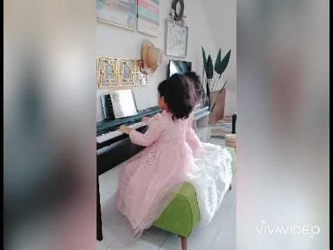 Piano lesson with Shameera & Shareena 🌸