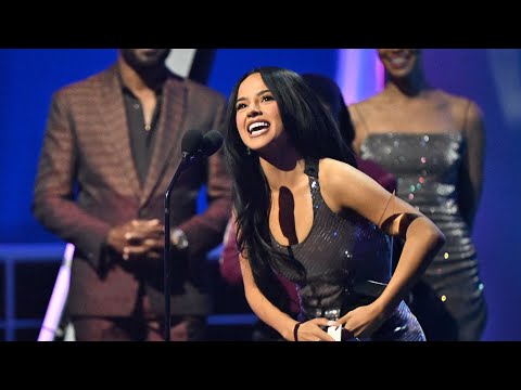 Becky G gana Favorite Female Latin Artist en los AMAS 2025