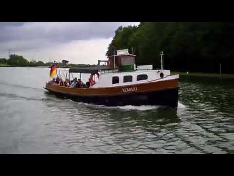 Die Barkasse "Herbert" überholt den  Dampfer 'Nixe' auf dem Kanal beim  Schiffshebewerk   005