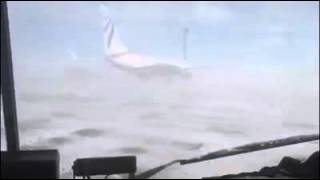 В Норильске ветер развернул самолет - Видео онлайн