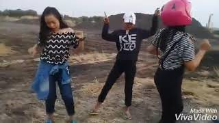 Download lagu Story WA cewek joget holiday mp3