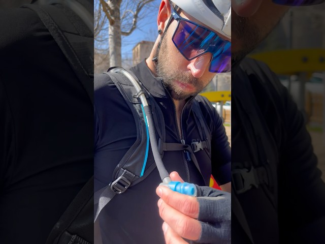 Vídeo relacionado con Outplea Mochila de Hidratación con Bolsa de Agua de 3L, Mochila Ciclismo Hidratacion Ligero, Bolsa Agua Mochila Tactica para Senderismo Bicicleta Montaña, Negro