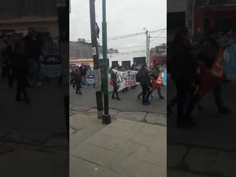 Video: Docentes marchan al Centro Cívico Grand Bourg