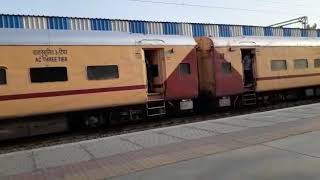 preview picture of video 'Malwa Express Arriving & Departing at Vidisha (BHS) leading by WAP4'