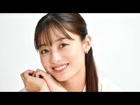 =LOVE高松瞳、ミニ丈ニットワンピから美脚スラリ 上品コーデ着こなす【関コレ2025S/S】
