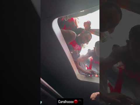 "Torcedores do Flamengo invadem ônibus dos jogadores no AeroFla" Barra: Nação 12 &bull; Club: Flamengo