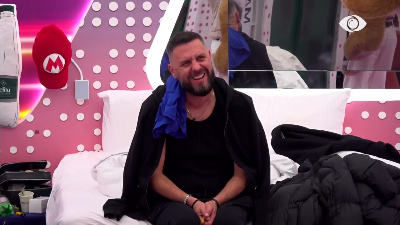 Ma ka zënë fushëpamjen/ Stenaldo shkëmben batuta me Mirin teksa mban në krah arushin e Brikenës