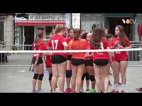VOTV -L'AE Carles Vallbona promociona el volei amb partits a la Porxada