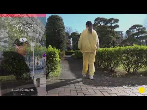 日本画学科 スマホを覗く
