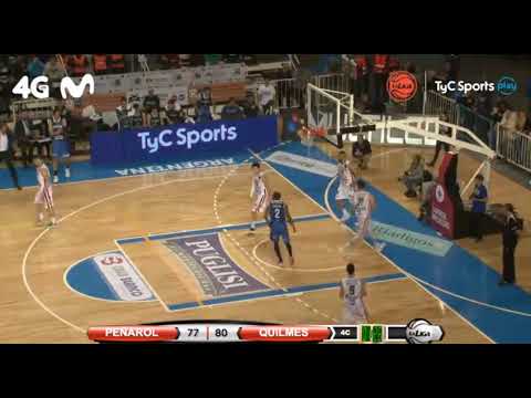 Increíble blooper: Ricky Sánchez quiso tomar el rebote pero la metió en contra en un momento clave