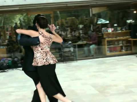 Cristian Sierra y Marianna Menzione bailando milonga