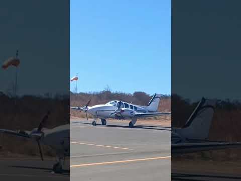 Aeroporto de Corrente-Piauí. O Baron matrícula PR-AFG é do Ciro Nogueira.
