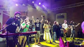 Agafant l&#39;horitzo (Txarango &amp; friends)