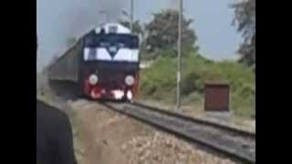 preview picture of video 'HCPV RAKE overtaking Lucknow Kanpur EMU near Amausi with SPJ WDM 3D 11286'