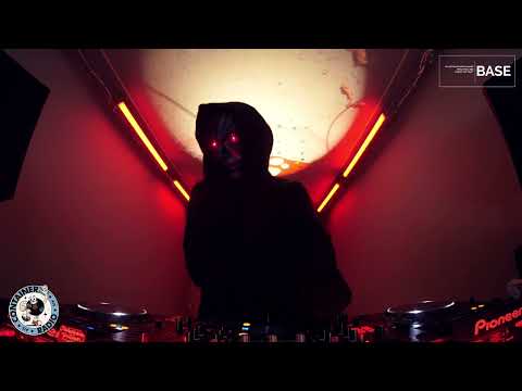 Eqwillus: LIVE. CONTAINER RADIO.