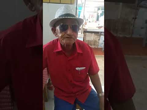 Poeta  Generino Batista recitando