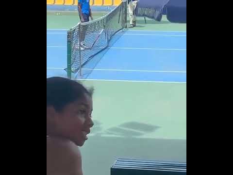 michael kouame  golpea a raphael nii ankrah tras perder  su partido