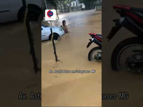 😱😱 Homem arrisca a vida atravessando a Av. Astolfo Dutra em meio à inundação #tvcataguases #enchente