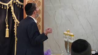 סיפור הנס במסיבה ברעים עם רועי אסרף  והרב יוסף חיים גבאי שליט"א (הרב יוסף חיים גבאי) - התמונה מוצגת ישירות מתוך אתר האינטרנט יוטיוב. זכויות היוצרים בתמונה שייכות ליוצרה. קישור קרדיט למקור התוכן נמצא בתוך דף הסרטון