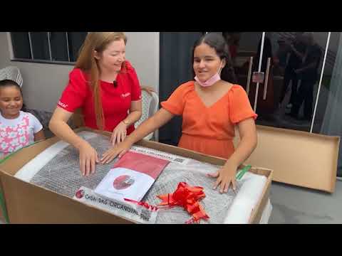 Organista de 14 anos sem visão tenta adivinhar o que era essa surpresa!